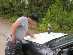 Viktor granskar kartan